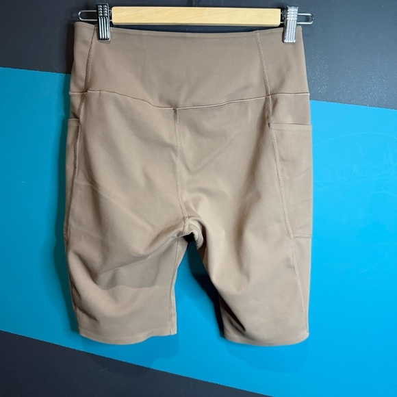 Uniqlo Brown Bike Shorts with Streamlined Design and Stretchy Fabric - Picture 2 of 9